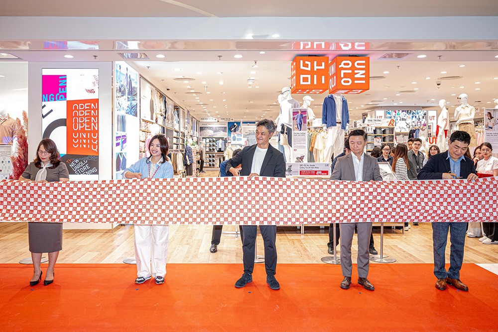 Các đại biểu thực hiện nghi thức cắt băng khai trương cửa hàng UNIQLO Hanoi Centre