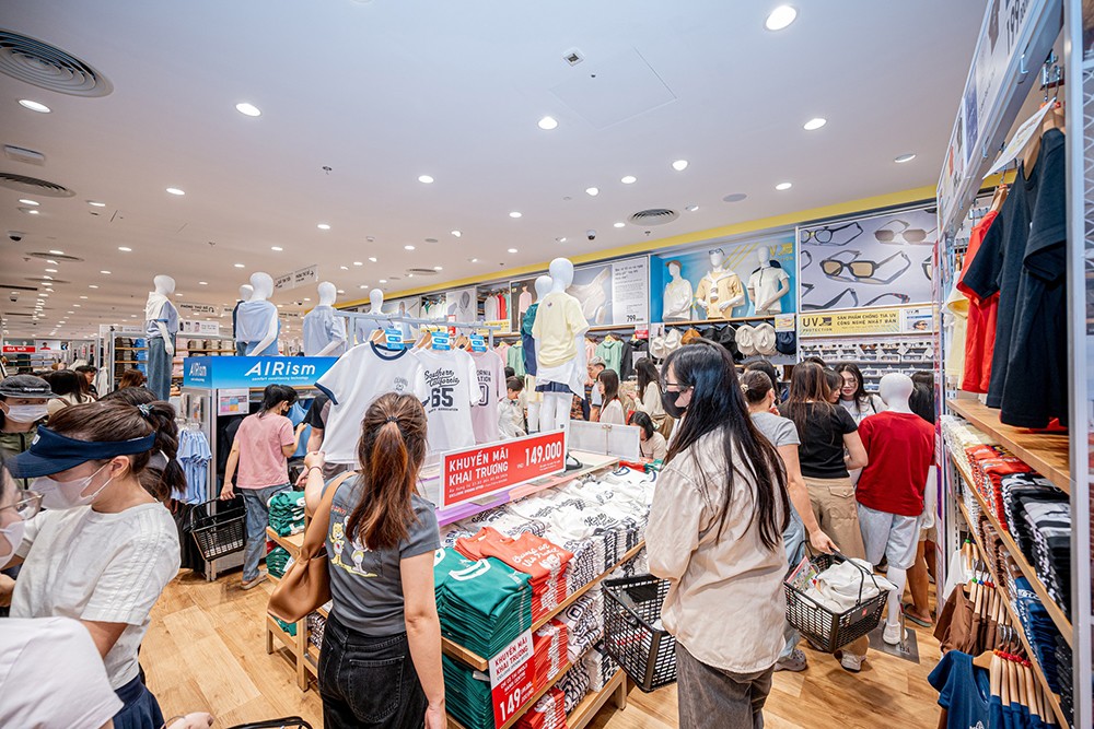 Sự kiện khai trương đã thu hút hàng trăm người dân Thủ đô đến tham quan, mua sắm trong ngày đầu tiên