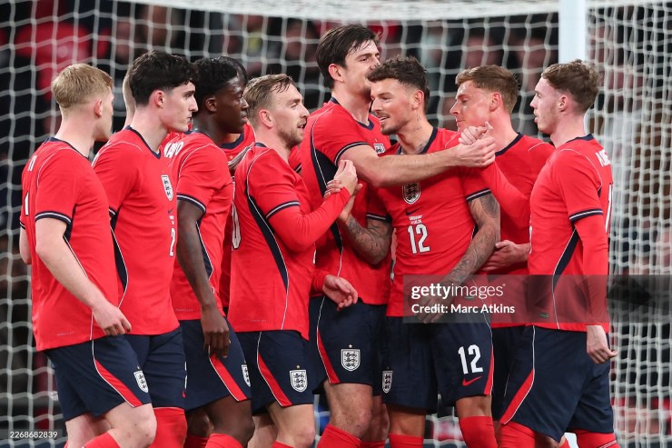 Ben White (số 12) trở thành "nhân vật chính" của trận đấu