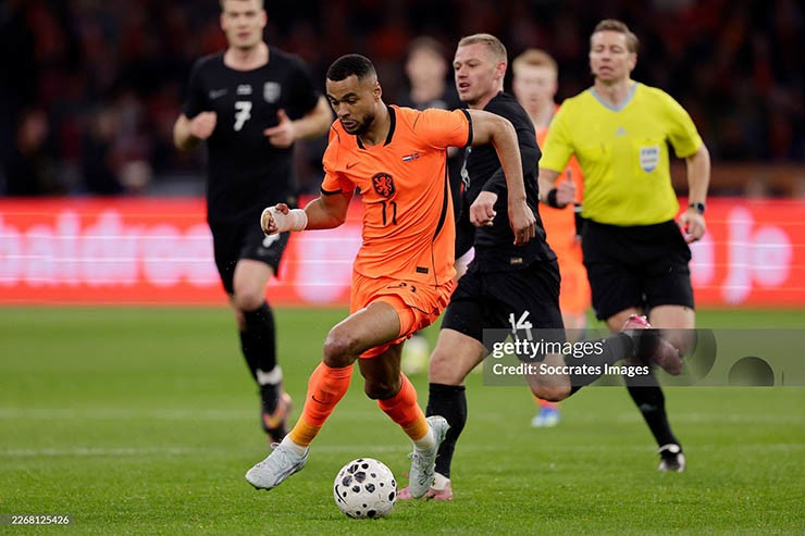 Gakpo (áo cam) gánh vác hàng công Hà Lan