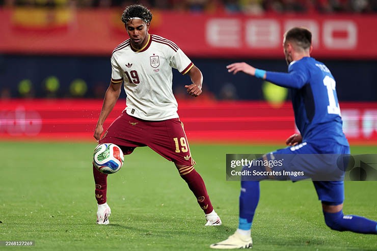 Yamal (áo trắng) cống hiến cho ĐT Tây Ban Nha