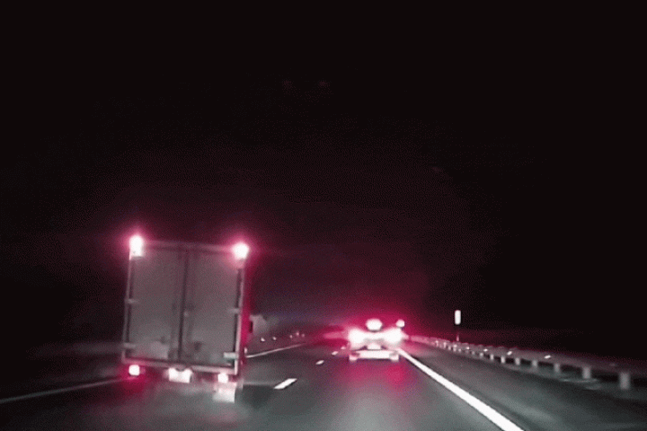 Clip: Nổ lốp trên cao tốc, xe tải lật ngang giữa đường