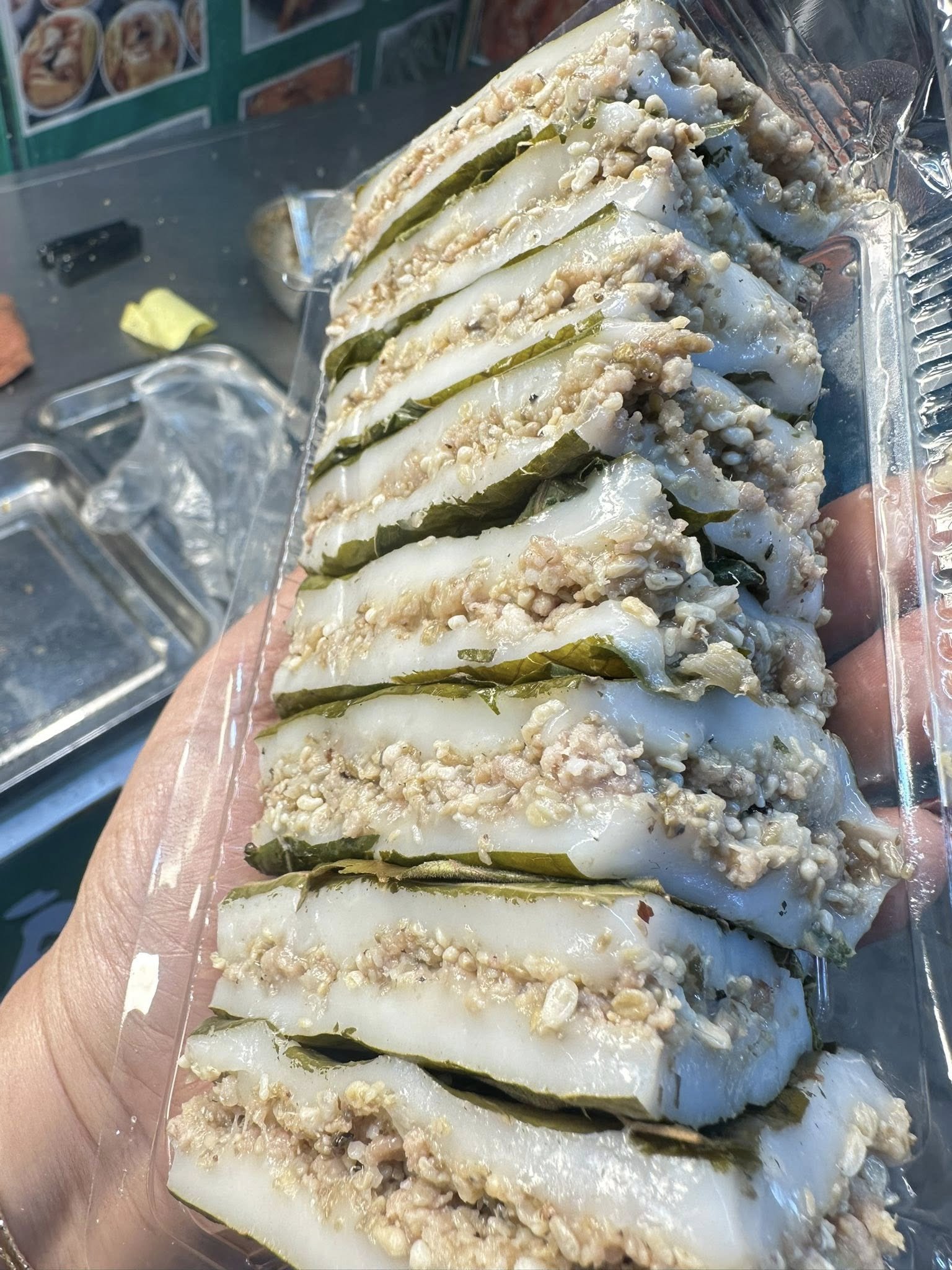 Bánh trứng kiến được làm thành từng chiếc nhỏ riêng biệt hoặc để tảng to rồi cắt thành các miếng hình chữ nhật vừa ăn. Ảnh: Hồng Hạnh, Hoàng Tuyết