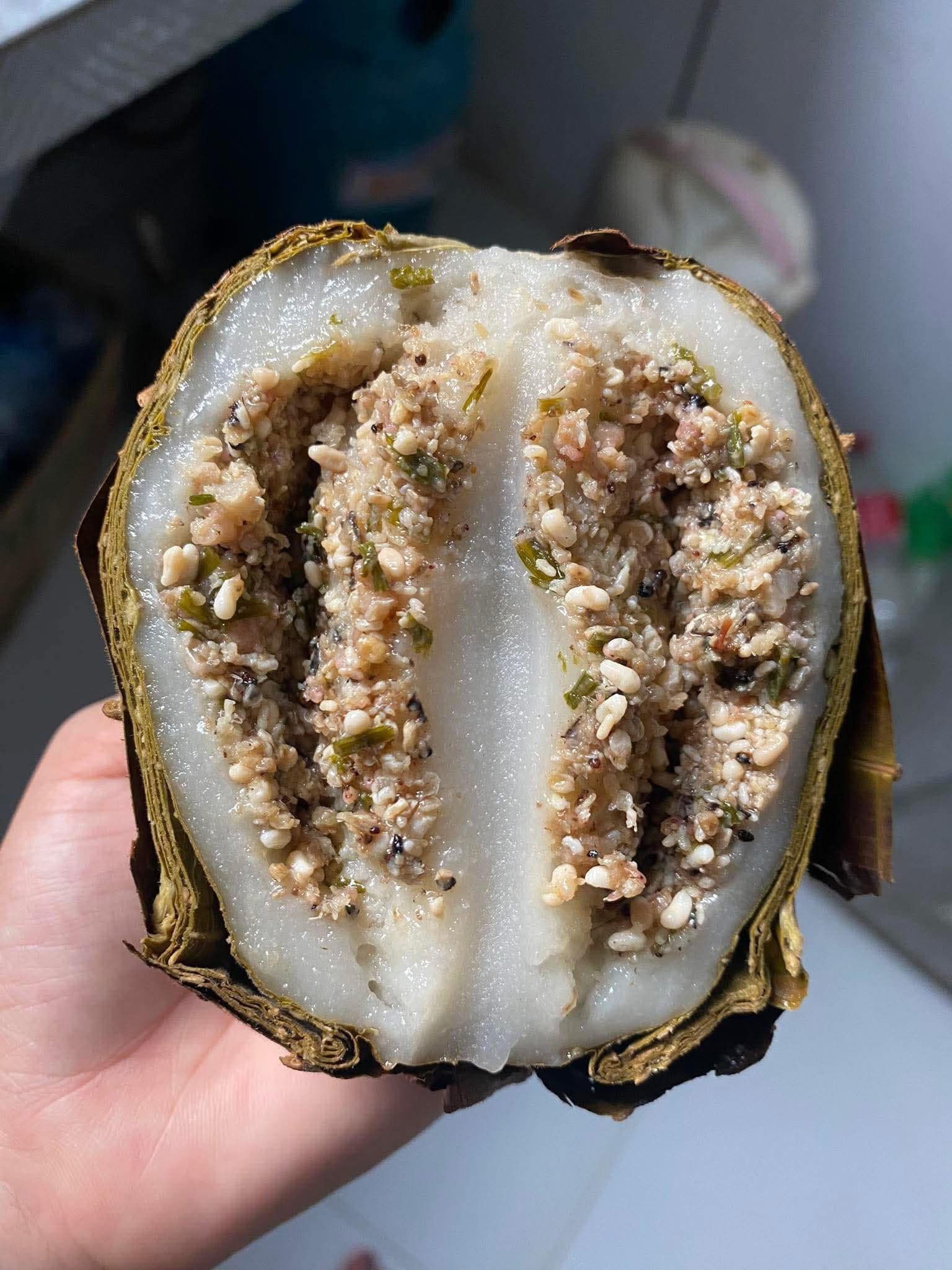 Bánh trứng kiến được làm thành từng chiếc nhỏ riêng biệt hoặc để tảng to rồi cắt thành các miếng hình chữ nhật vừa ăn. Ảnh: Hồng Hạnh, Hoàng Tuyết