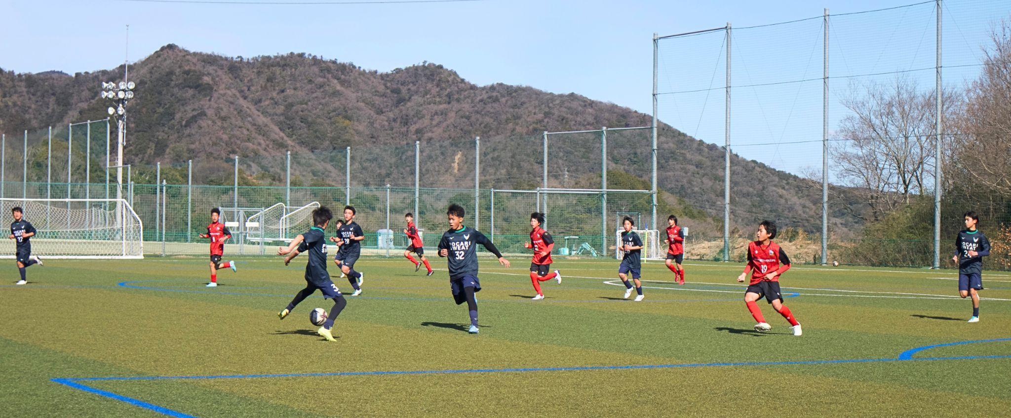 Lê Hoàng Tuấn (số 32) trong trận đá tập với đội thiếu niên Tokushima Vortis.