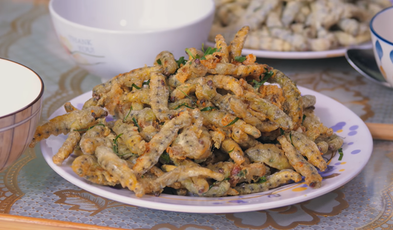 Khách Tây trải nghiệm món ăn từ sâu tằm&nbsp;