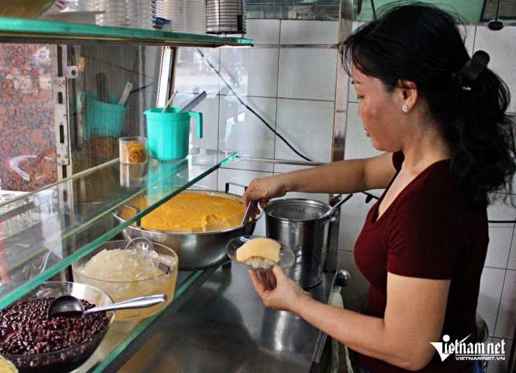 Quán xôi nhỏ có từ thời mẹ chồng chị Yến và chỉ phục vụ 2 món là xôi xiêm và chè 3 màu. Ảnh: Hà Nguyễn