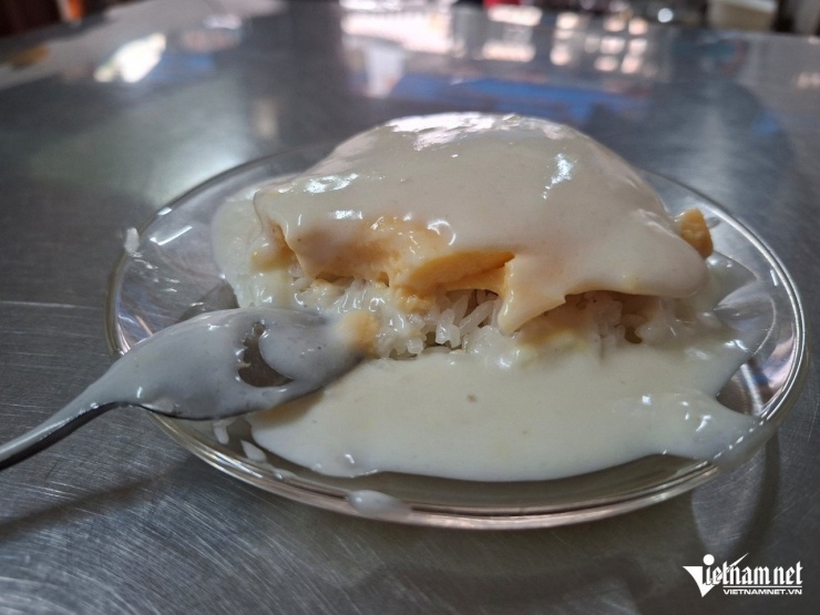 Phần xôi xiêm với lớp xôi thơm dẻo dưới cùng, ở giữa là lát ca dé béo ngọt, trên cùng phủ thêm nước cốt dừa trộn cơm sầu riêng ngon lạ miệng. Ảnh: Hà Nguyễn