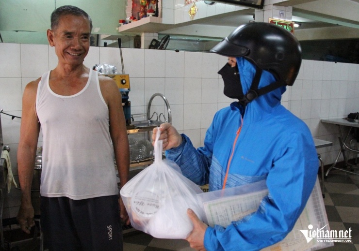 Chị Mỹ Nhân cho biết mình đã ăn xôi xiêm, chè 3 màu tại quán từ năm 10 tuổi và trở thành khách quen của chị Yến gần 40 năm qua. Ảnh: Hà Nguyễn