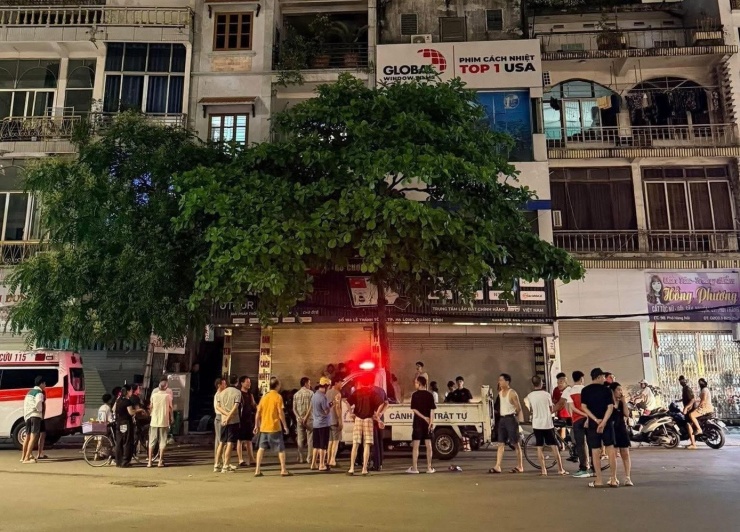 Lực lượng chức năng có mặt ở khu vực chân núi Bài Thơ.