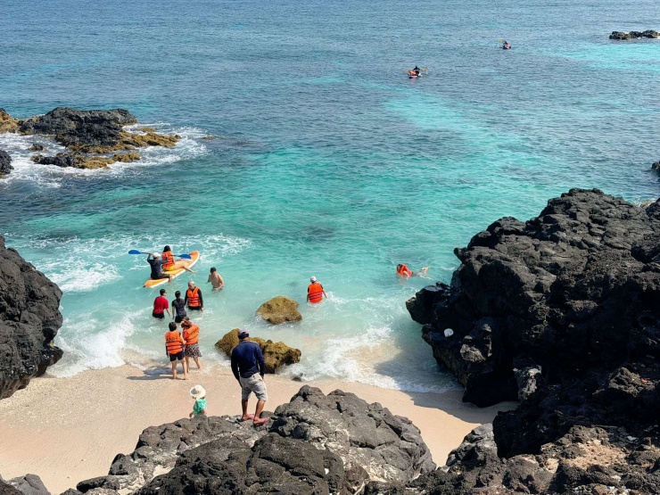 Điểm chèo thuyền kayak ở đảo Lý Sơn. (Ảnh: Lê Thị Thủy)