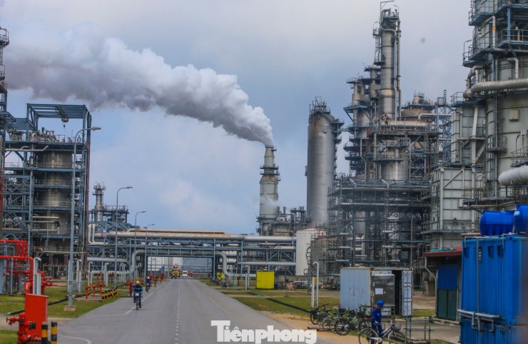 Nhà máy sử dụng chủ yếu dầu thô Kuwait theo hợp đồng dài hạn, được vận chuyển bằng tàu chở dầu cỡ lớn qua tuyến hàng hải Trung Đông - châu Á. Sản phẩm cung ứng ra thị trường có các mặt hàng chủ lực như xăng RON95, RON92, dầu diesel, nhiên liệu bay Jet A1, LPG và các sản phẩm hóa dầu.