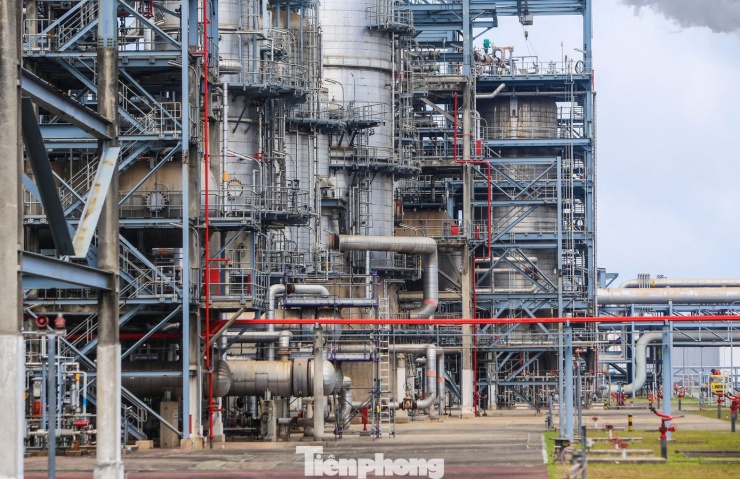 Những ngày cuối tháng 3, không khí làm việc tại Nhà máy lọc hóa dầu Nghi Sơn vẫn diễn ra sôi động như thường lệ. Theo NSRP, vào giữa tháng 3, nhà máy tiếp nhận lô dầu thô gần nhất từ Kuwait. Tuy nhiên, những diễn biến địa chính trị tại khu vực eo biển Hormuz sau đó đã ảnh hưởng đến tiến độ nhiều chuyến hàng tiếp theo.