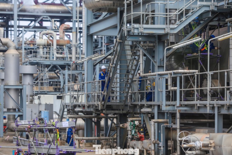 Theo kế hoạch sản xuất năm 2026, trong quý I, Nhà máy Lọc hóa dầu Nghi Sơn dự kiến cung cấp khoảng 2 triệu tấn sản phẩm xăng dầu ra thị trường. Cả năm 2026, NSRP dự kiến nhập khẩu gần 12,5 triệu tấn dầu thô và cung ứng cho thị trường khoảng 9 triệu tấn sản phẩm.