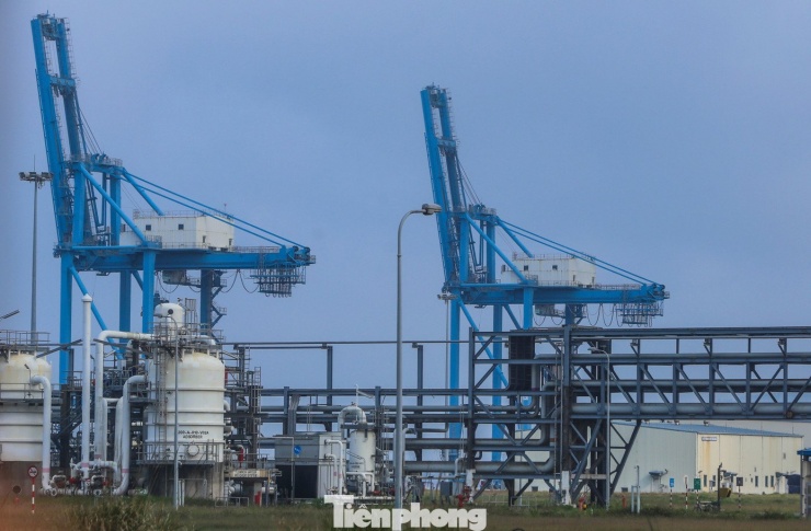 Bến cảng lớn, rộng, hiện đại giúp nhà máy vận hành việc tiếp nhận dầu thô và xuất khẩu sản phẩm.