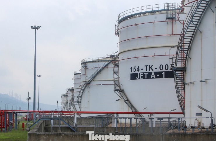 Cạnh đó là khoảng 60 bồn chứa các sản phẩm của nhà máy.