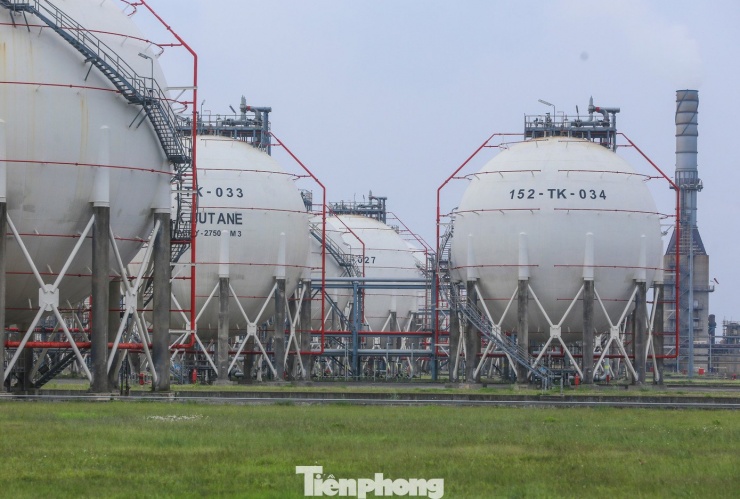 Nhà máy có khoảng 20 bồn chứa khí ga, khí đốt, gần khu vực cảng.