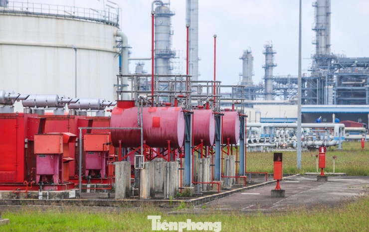 Quanh khu vực nhà máy được trang bị đầy đủ hệ thống phòng cháy chữa cháy cỡ lớn, đảm bảo an toàn và xử lý kịp thời nếu có sự cố xảy ra.