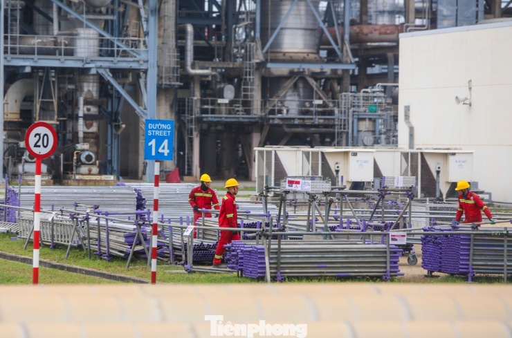 Công nhân miệt mài làm việc, đảm bảo việc vận hành, sản xuất liên tục .