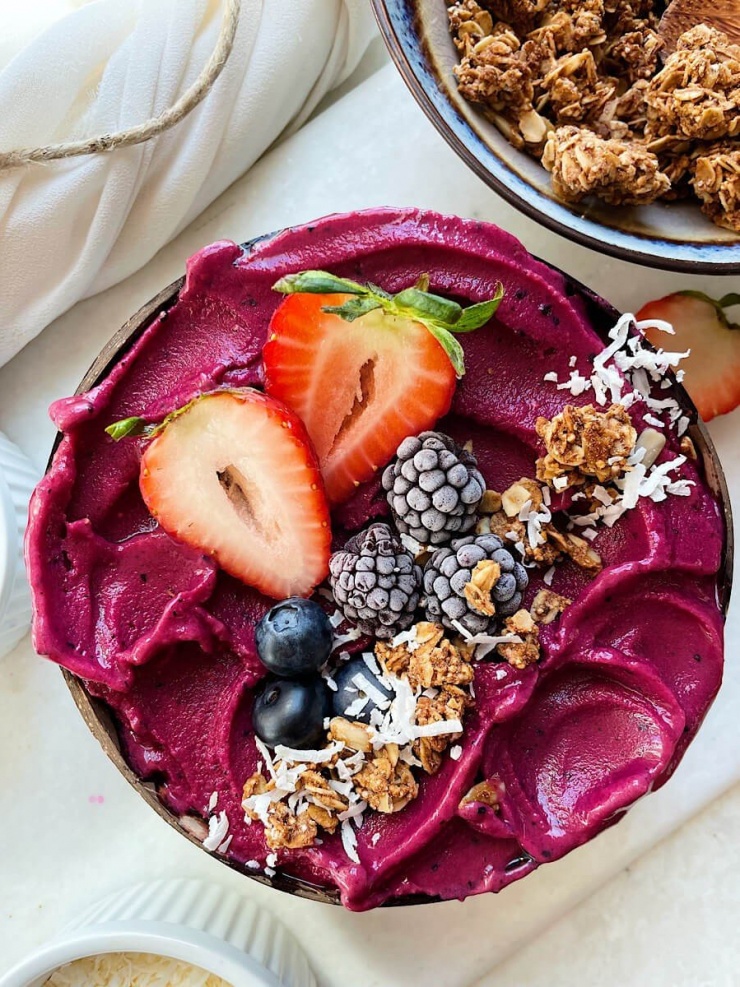 Nhiều bạn trẻ có thói quen làm acai bowl “homemade” tại nhà. Ảnh: Rich And Delish.