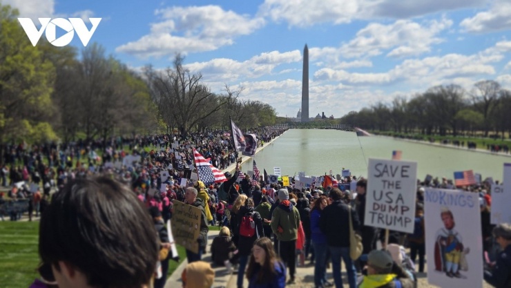 Hàng vạn người tập trung tại khu vực trung tâm thủ đô Washington để biểu tình phản đối.