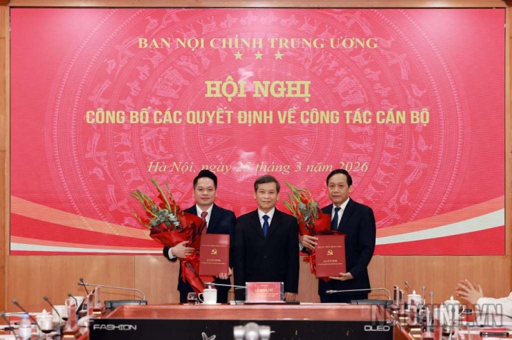 Ông Lê Minh Trí, Ủy viên Bộ Chính trị, Bí thư Trung ương Đảng, Trưởng Ban Nội chính Trung ương trao Quyết định và tặng hoa chúc mừng ông Nguyễn Thanh Hải (ngoài cùng bên phải) và ông Đinh Hoàng Quang. Ảnh: Ban Nội chính T.Ư