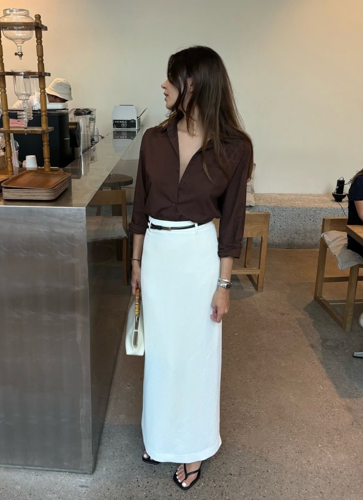 Một trong những kiểu mặc được nhiều ngôi sao áp dụng là sơ mi lụa và chân váy dáng cột. Để bộ cánh tạo sức hút, hãy dùng cặp màu tương phản. Trong trường hợp này, bạn có thể phối giày cao gót nếu dự tiệc, hoặc dép xỏ ngón khi đi làm.