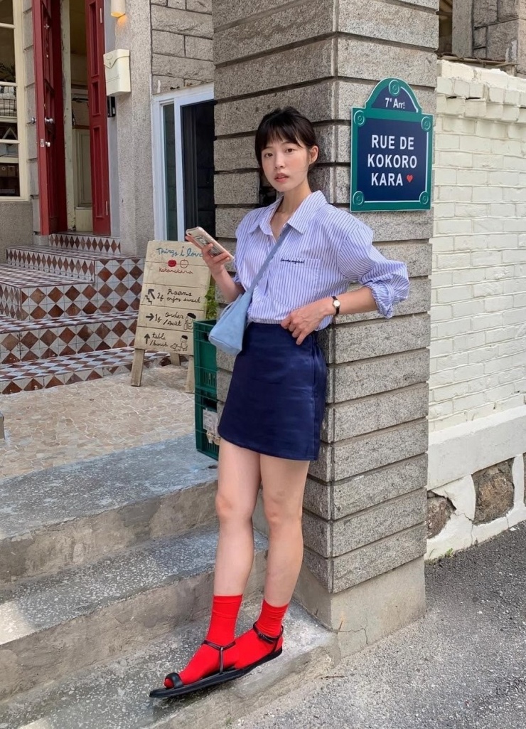 Để làm mới công thức sơ mi và chân váy mini, bạn hãy dùng tất màu nổi kết hợp sandals. Theo WWW, cách phối này khiến bạn nổi bật hơn cả mang bốt cao hoặc giày cao gót kiểu cách.