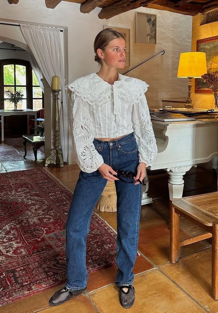 Sơ mi tay bồng đắp ren hoặc dập lỗ mang phong cách đồng quê là một trong những kiểu mốt hot ba năm nay. Chỉ cần mặc chúng cùng quần jeans ống đứng, giày lưới, bạn đã có bộ đồ ghi điểm.