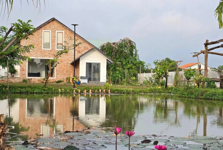 NSND Tạ Minh Tâm mua khu đất rộng khoảng 3.000m2 ở Bình Chánh, cách chợ Bến Thành khoảng 20km từ 10 năm trước. Trong thời gian dài, ông chủ yếu sử dụng nơi này như một nông trại để trồng những giống cây độc lạ. Cuối năm 2024, NSND Tạ Minh Tâm bắt đầu cải tạo và xây nhà, biến khu vườn thành nơi nghỉ dưỡng cho gia đình.