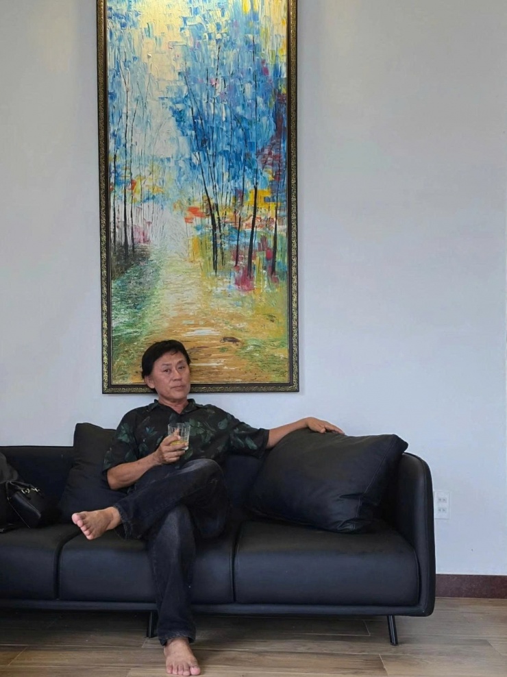 Tạ Minh Tâm hiện sống cùng gia đình tại trung tâm TPHCM, thuê người trông nom nhà vườn. Khoảng vài tuần hoặc 1-2 tháng/lần, ông lại về ngôi nhà vườn ở Bình Chánh vừa tận hưởng thiên nhiên vừa mang thêm cây cối, đồ trang trí để tô điểm cho nơi này.