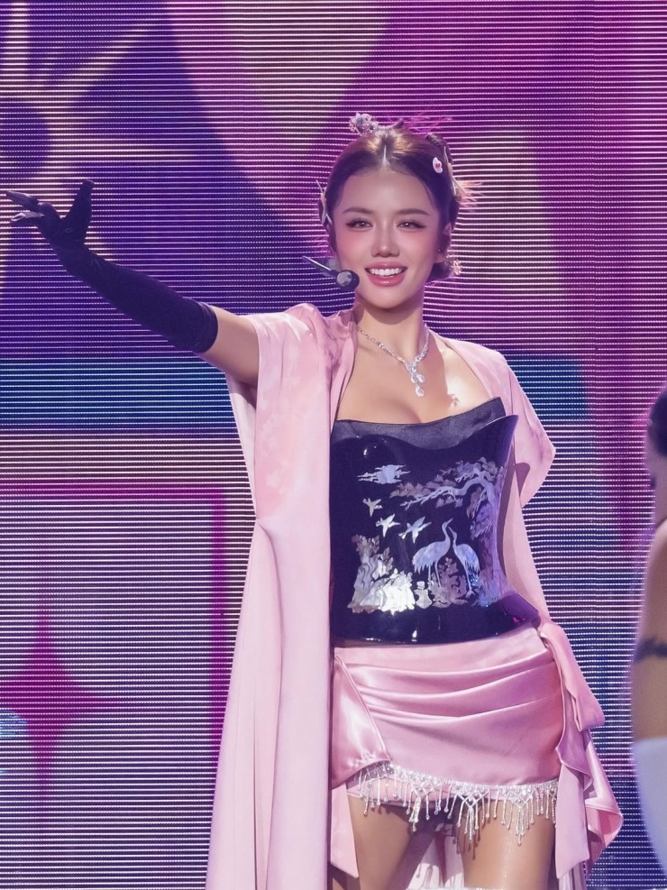 Màn đổi style đầy khó hiểu của Phương Ly và Huyền 2K4 sau khi nhuộm da nâu - 6