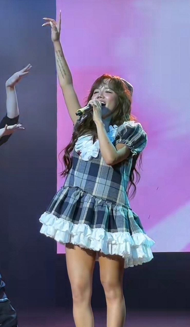 Màn đổi style đầy khó hiểu của Phương Ly và Huyền 2K4 sau khi nhuộm da nâu - 7