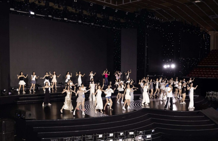 Dàn thí sinh tập luyện gấp rút cho các phần trình diễn trong đêm chung kết. (Ảnh: BTC)