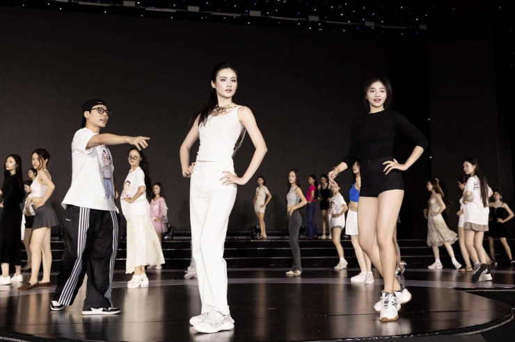 Hoa hậu Huỳnh Trần Ý Nhi và Á hậu Minh Kiên tập luyện cho đêm Chung kết Miss World Vietnam 2025. (Ảnh: BTC)