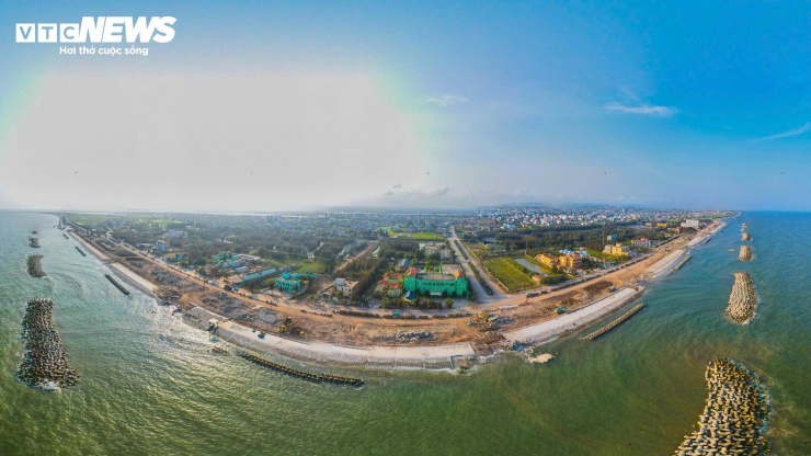 Ninh Bình đặt mục tiêu khai thác mạnh hơn tiềm năng biển khi vừa ban hành kế hoạch phát triển du lịch ven biển giai đoạn 2026 - 2030. Theo kế hoạch, giai đoạn 2026 - 2027, tỉnh sẽ lựa chọn một số địa phương có bãi biển đẹp, chất lượng môi trường nước tốt để phát triển thành sản phẩm du lịch biển chủ đạo, đồng thời nghiên cứu định vị, làm mới lại thương hiệu du lịch biển sẵn có.