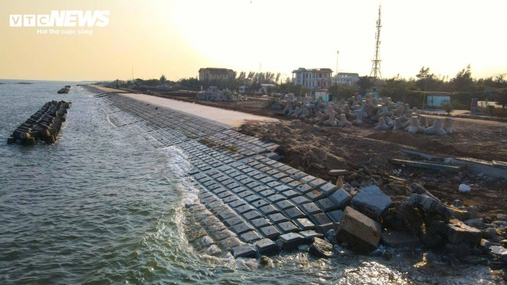 Trước đó, từ năm 2017, do ảnh hưởng của cơn bão số 10, tuyến kè biển Thịnh Long bị sạt lở nghiêm trọng. Để bảo vệ tuyến đê biển trước tác động của thiên tai, tháng 10/2023, Bộ Nông nghiệp và Phát triển nông thôn (nay là Bộ Nông nghiệp và Môi trường) đã phê duyệt dự án thành phần số 2 đê biển Cồn Tròn, Hải Thịnh, huyện Hải Hậu, tỉnh Nam Định (nay là xã Hải Thịnh, tỉnh Ninh Bình) thuộc Dự án Củng cố hoàn thiện và xử lý sạt lở đê biển một số tỉnh Bắc Bộ. Tổng mức đầu tư dự án 500 tỷ đồng.