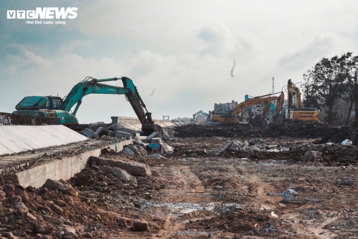 Những ngày tháng 3/2026, trên công trường thi công hạng mục đê biển Hải Thịnh II và III, nhà thầu đang huy động tối đa công nhân và các thiết bị máy móc để đúc các loại cấu kiện bê tông, lắp đặt cấu kiện của cánh mỏ kè chữ T và thi công thềm cơ giảm sóng.