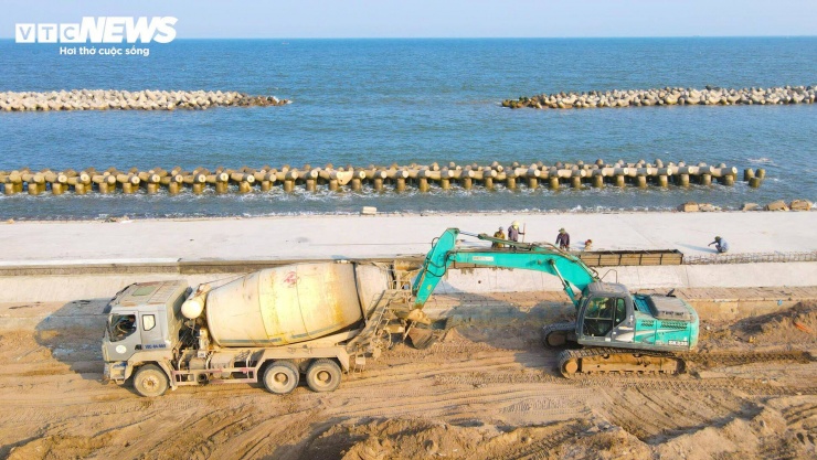 Quy mô đầu tư xây dựng tại tuyến đê biển Hải Thịnh gồm: xây dựng thềm cơ giảm sóng dài 225m, xây dựng mới 3 mỏ hàn chữ T. Tại kè Thịnh Long, xây dựng mới tuyến kè dài 1.808m thay thế kè cũ đã bị hư hỏng hoàn toàn, xây thềm cơ giảm sóng dài 800m và hệ thống 12 mỏ hàn chữ T.