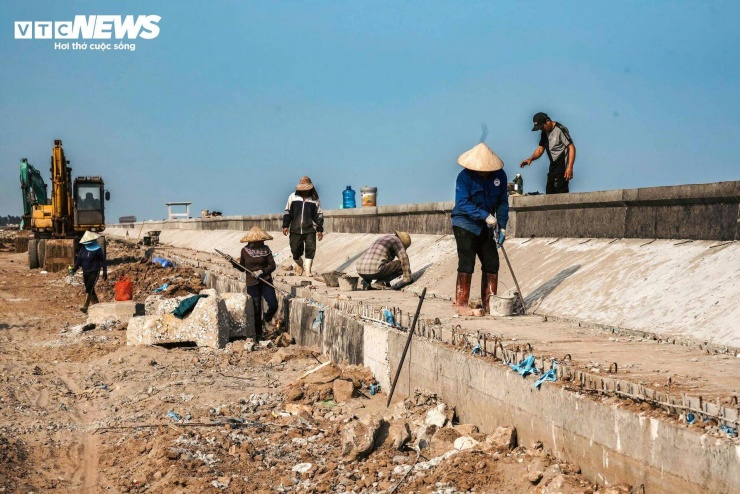 Mặc dù thời tiết nắng nóng kèm theo hơi nước từ biển, nhưng hàng trăm công nhân chia theo nhóm, đội vẫn miệt mài lao động, nhanh chóng hoàn thành các phần việc được giao.
