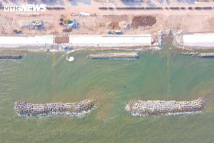 Anh Nguyễn Công Bắc, chỉ huy tổ công nhân thi công lắp đặt kè chữ T cho biết, đặc thù thi công tại tuyến kè biển này là hoàn toàn phụ thuộc vào thuỷ triều, thời gian thi công rất hạn chế, một tháng chỉ thi công được khoảng 15 ngày, những ngày còn lại thuỷ triều dâng cao không thể thi công. Để khắc phục khó khăn, đơn vị phải huy động nhiều công nhân, máy móc tập trung thi công trong thời gian nước xuống, thậm chí làm việc cả vào buổi tối nhằm đẩy nhanh tiến độ.