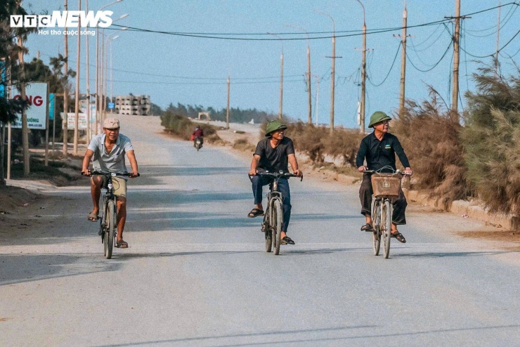 Biển Thịnh Long là điểm du lịch hoang sơ, yên bình nổi tiếng với bờ cát mịn, nước trong và hải sản tươi ngon, cách Hà Nội khoảng 150km. Thời điểm lý tưởng nhất là mùa hè (tháng 6-8). Người dân địa phương hy vọng quá trình thi công, cải tạo sẽ sớm hoàn tất, đưa du lịch địa phương phát triển lên một tầm cao mới.