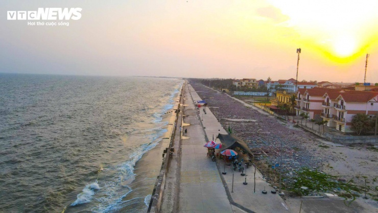 Cách bãi biển Thịnh Long 20km, khu vực bãi biển Quất Lâm (xã Giao Ninh) mang vẻ trầm lắng khác hẳn so với không khí nhộn nhịp của nhiều năm trước.