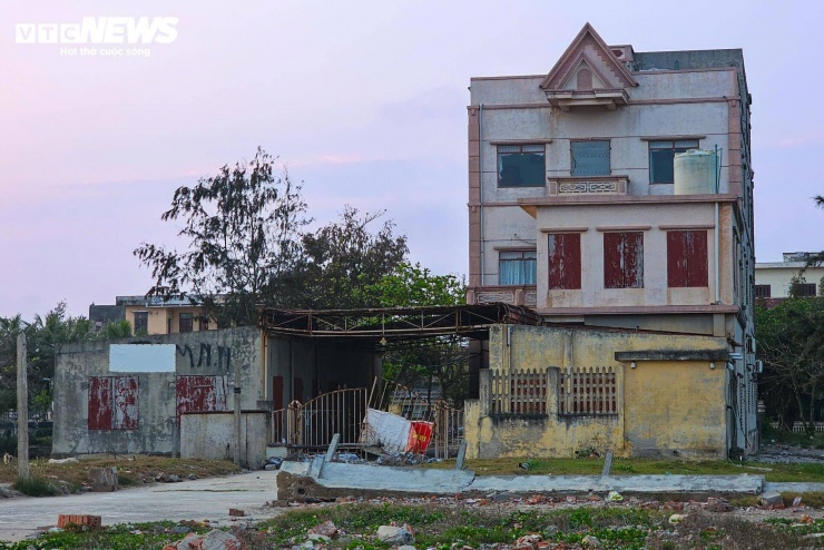 Dọc tuyến ven biển, nhiều khách sạn, nhà nghỉ đóng cửa. Một số công trình xuống cấp sau thời gian dài không sử dụng, tường bong tróc, cửa kính vỡ, khuôn viên hoang hóa.