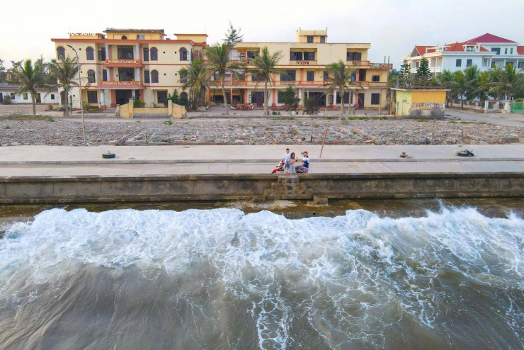 Người dân địa phương cho biết, hoạt động kinh doanh bắt đầu chững lại từ sau khi triển khai giải phóng mặt bằng phục vụ quy hoạch. Lượng khách đến Quất Lâm trong mùa du lịch năm 2025 giảm mạnh, chủ yếu là khách đi về trong ngày, ít lưu trú qua đêm do thiếu dịch vụ đồng bộ và cơ sở lưu trú.