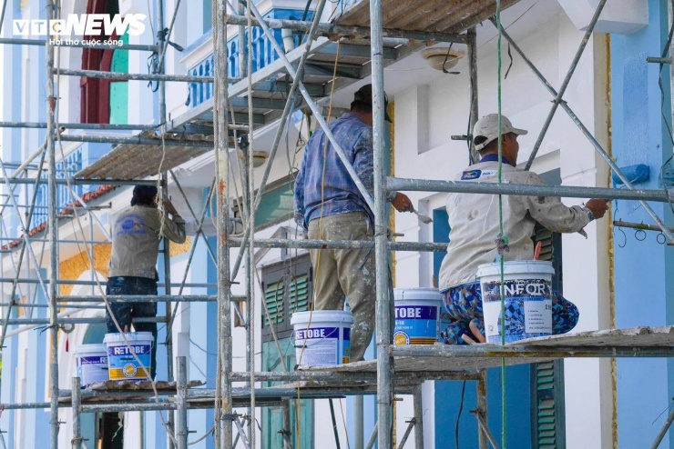 Đồng thời các đơn vị kinh doanh nhà hàng, khách sạn ở khu vực cũng chủ động sơn sửa, chỉnh trang lại cảnh quan, đầu tư nâng cấp hệ thống nghỉ dưỡng ven biển.