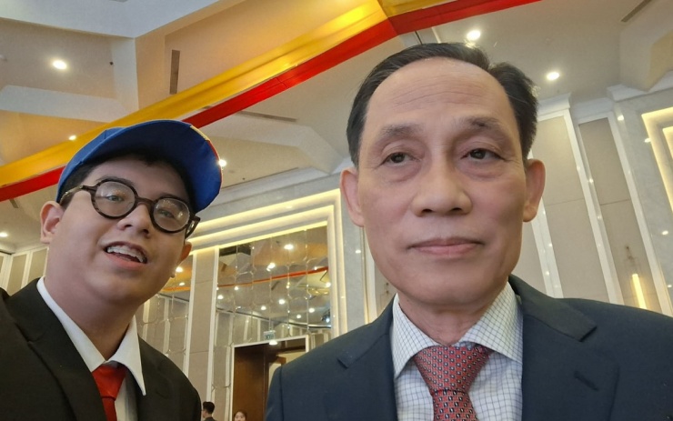 Thái Duy Anh và Bộ trưởng Ngoại giao Lê Hoài Trung tại một sự kiện ở Hà Nội (ảnh do nhân vật cung cấp).