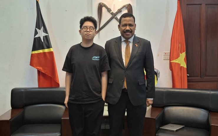 Cậu bé Thái Duy Anh (trái) và Đại sứ Timor-Leste tại Việt Nam, João Pereira (ảnh do nhân vật cung cấp).