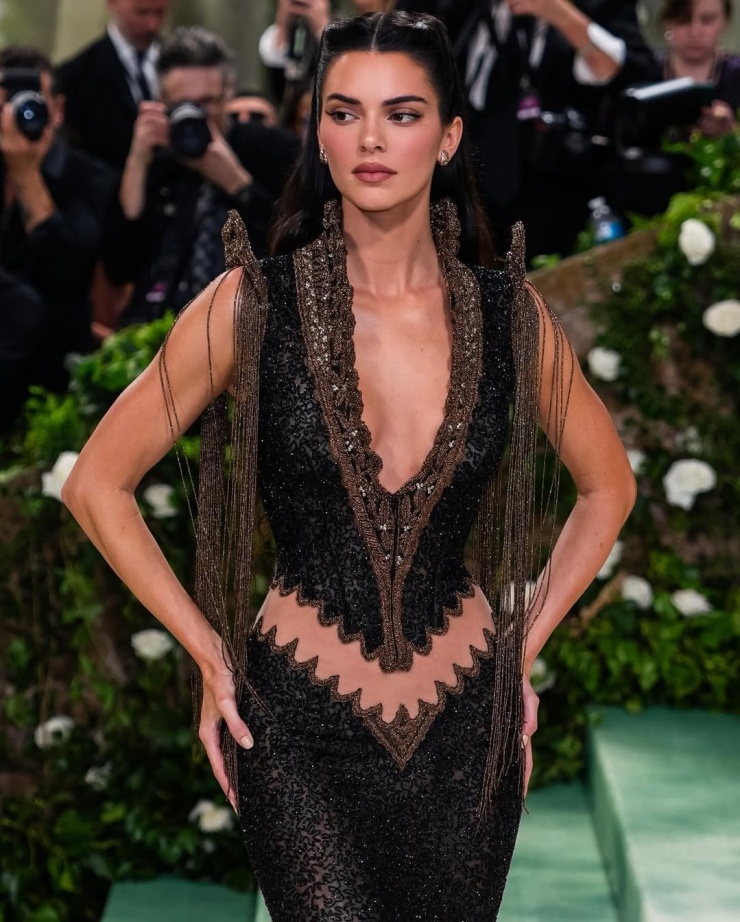 Kendall Jenner nổi tiếng với phong cách thời trang táo bạo. Cô luôn là tâm điểm chú ý mỗi khi xuất hiện tại các sự kiện thời trang lớn như MET Gala.&nbsp;