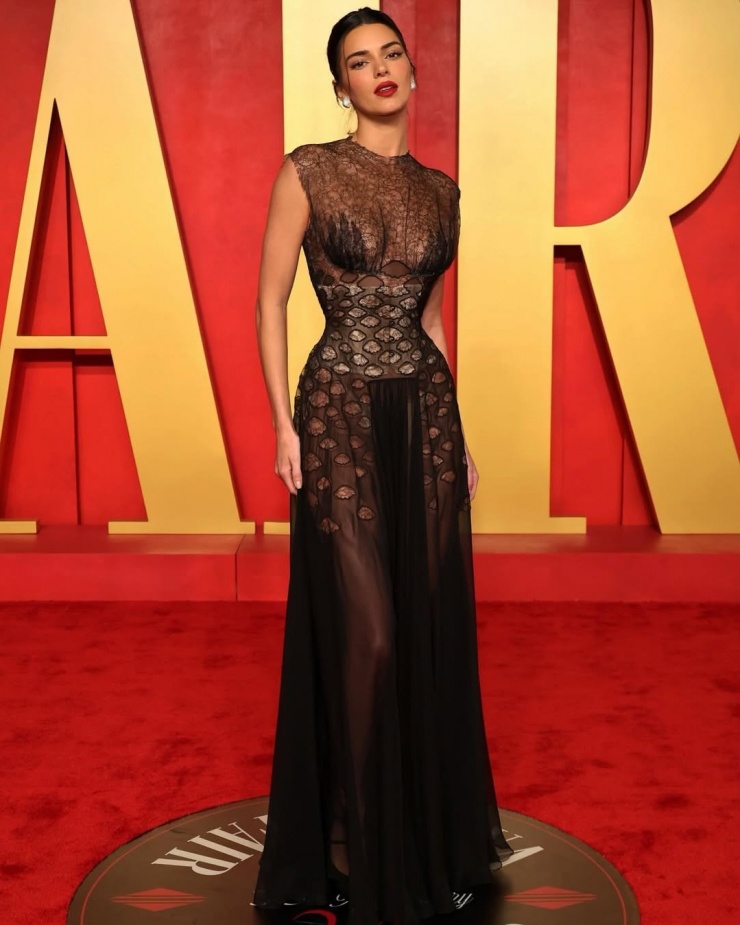 Người đẹp dù đã bước qua tuổi 30 nhưng vẫn sở hữu vóc dáng đáng mơ ước. Mỗi lần cô xuất hiện trên thảm đỏ đều khiến công chúng trầm trồ vì mức độ đầu tư trang phục cũng như thân hình cuốn hút.&nbsp;